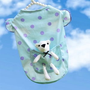 Gilet bleu pour chien avec pois violets et détail ourson mignon sur fond de ciel bleu