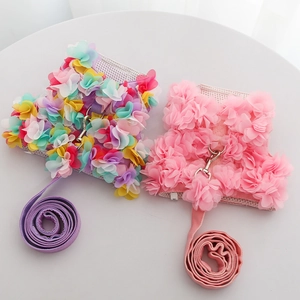 Détail du harnais fleuri pour petit chien en maille respirante avec fleurs en mousseline