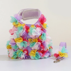 Détail du harnais pour chien violet avec laisse et fleurs 3D colorées pour animaux