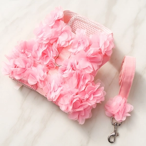 Détail du harnais pour chien rose à fleurs avec maille respirante et anneau en D