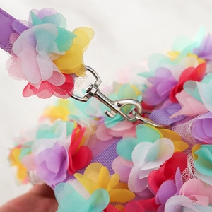 Détail du harnais violet pour chien avec fleurs en résille et crochet en métal