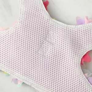 Détail du harnais pour chien en maille blanche respirante avec papillons 3D colorés