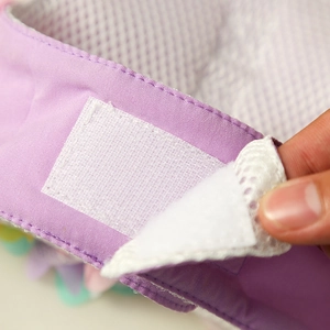 Gros plan du harnais violet pour chien avec doublure respirante et fermeture velcro
