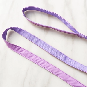 Gros plan du harnais violet pour animaux avec coutures renforcées en nylon