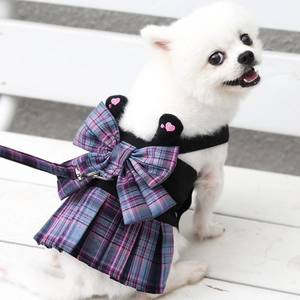 Detalle del arnés tipo vestido a cuadros para mascota con lazo grande y correa a juego