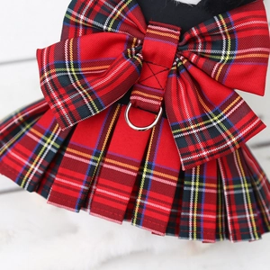 Detalle de arnés vestido de cuadros rojos para perro con lazo y anilla D metálica
