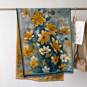 Châle floral élégant avec motifs de fleurs jaunes, bordure verte et finitions frangées