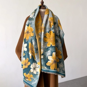 Châle floral bleu et gris avec fleurs jaunes et franges en imitation cachemire