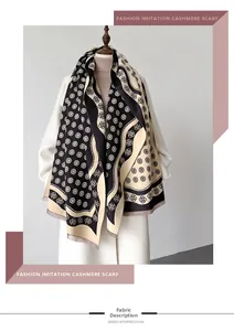 Détail du motif fleur de camélia sur une écharpe épaisse en imitation cachemire douce