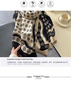 Détail d'une écharpe à motif camélia avec franges, maille douce imitation cachemire d'hiver