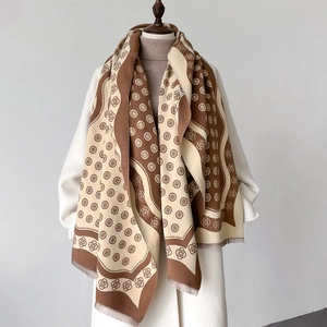 Châle pashmina élégant à motif camélia marron et beige avec bord à franges