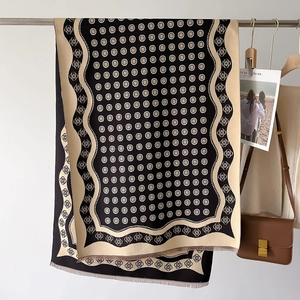Vue détaillée d'une écharpe d'hiver épaisse avec motifs floraux et franges délicates