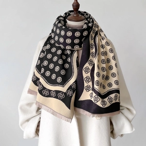 Écharpe d'hiver épaisse motif camélia, toucher cachemire et franges élégantes en noir et blanc