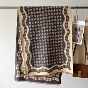 Écharpe élégante au toucher cachemire avec motifs floraux géométriques et franges femme