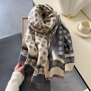 Écharpe épaisse bicolore beige et gris à motif camélia avec pompons d'hiver