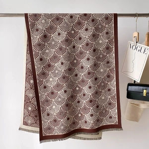 Détails du motif floral marron et des franges courtes de l'écharpe effet cachemire