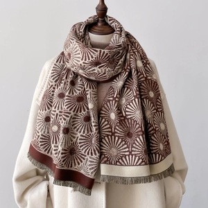 Détail de l'écharpe épaisse en cachemire avec motif jacquard de tournesol et des franges