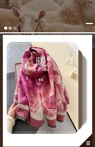 Dettaglio della sciarpa in cashmere a fiori con frange grigie e trama morbida