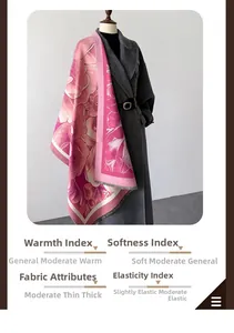 Dettaglio di scialle floreale rosa in cashmere con trama morbida e finiture a frange