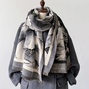Sciarpa in cashmere da donna con elegante motivo floreale e dettagli di frange fini