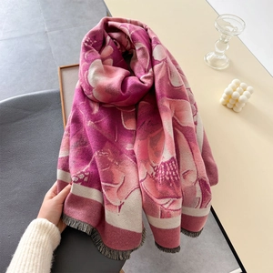Sciarpa invernale morbida con motivi floreali rosa e viola e bordi con piccole frange