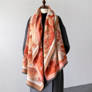 Sciarpa floreale in cashmere calda arancio e beige su cappotto grigio per l'inverno