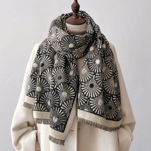 Châle épais en maille cachemire avec motifs floraux rétro noir et blanc et franges