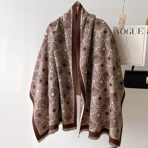 Châle bicolore marron et beige au toucher cachemire avec motifs floraux et franges