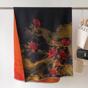 Eleganter Vintage-Rosenschal aus Kaschmirimitat mit Goldtextur und feinen Fransen