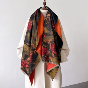 Dicker Schal im Vintage-Rosenmuster aus Kaschmir-Imitat für Damen in Schwarz und Orange
