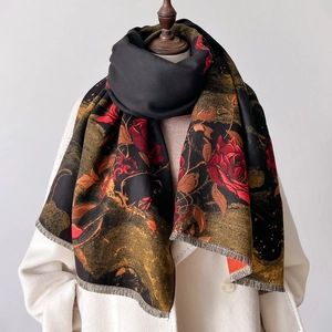 Vintage-Schal mit roten Rosen aus Kaschmir-Imitat mit langen Fransen über weißem Mantel