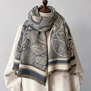 Luxurious thick cashmere scarf with grey jacquard leaf patterns and elegant tassels