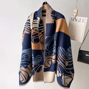 Sciarpa a mantella moderna patchwork con motivi a foglie blu, caramello e beige chiaro