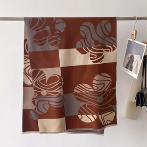 Sciarpa alla moda color-block con motivi floreali geometrici e bordi sfrangiati