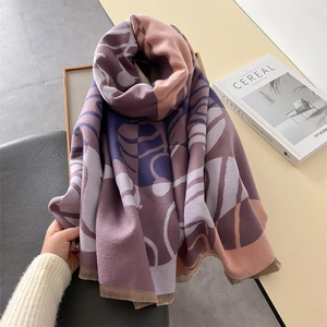 Sciarpa con motivi geometrici astratti e frange in tonalità viola e rosa