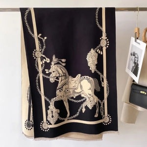 Chal de pashmina negro y beige con estampado ecuestre y flecos delicados