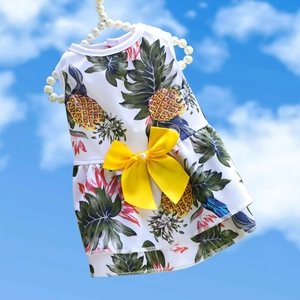 Détail de la robe pour animaux en maille blanche avec imprimé ananas et nœud jaune