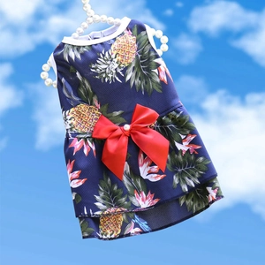Détail de la robe d'été pour animaux avec motif ananas, tissu maille et nœud rouge
