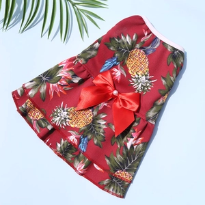Détail de la robe rouge pour animaux avec imprimé ananas et nœud en satin perlé
