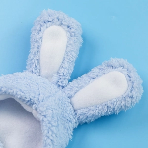Dettaglio ravvicinato delle orecchie di coniglio in morbido peluche blu per piccoli cani