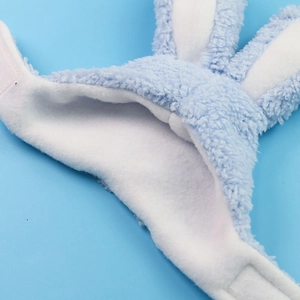 Dettaglio cappello in peluche con orecchie da coniglio blu e fodera morbida per animali