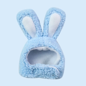 Dettaglio del cappello in peluche azzurro per animali con design a orecchie di coniglio