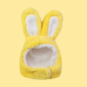 Dettaglio del cappello in peluche giallo per animali con orecchie da coniglio