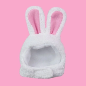 Dettaglio cappello da coniglio in peluche bianco per cani e gatti con orecchie rosa e fibbia