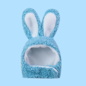 Dettaglio del cappello in peluche azzurro con orecchie da coniglio per piccoli animali