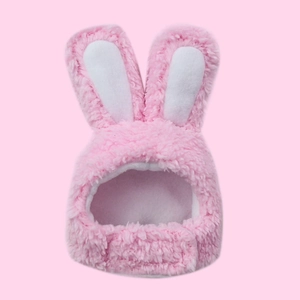 Dettaglio del cappello con orecchie di coniglio in peluche rosa per cani e gatti piccoli