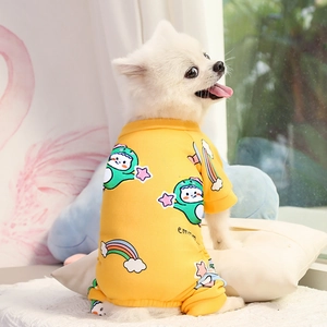 Détail d'un pyjama jaune pour animaux avec motifs dinosaure et arc-en-ciel pour chien