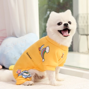 Détail d'un pyjama jaune en coton pour animaux avec motif arc-en-ciel sur chien
