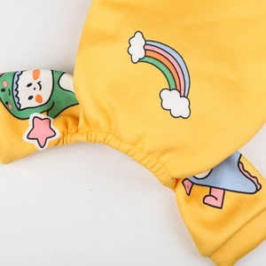 Détail d'un pyjama jaune pour animaux avec imprimé arc-en-ciel et poignets élastiques