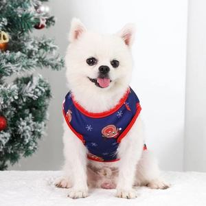 Dettaglio del gilet natalizio blu navy per cani con motivo a renna su un Pomerania
